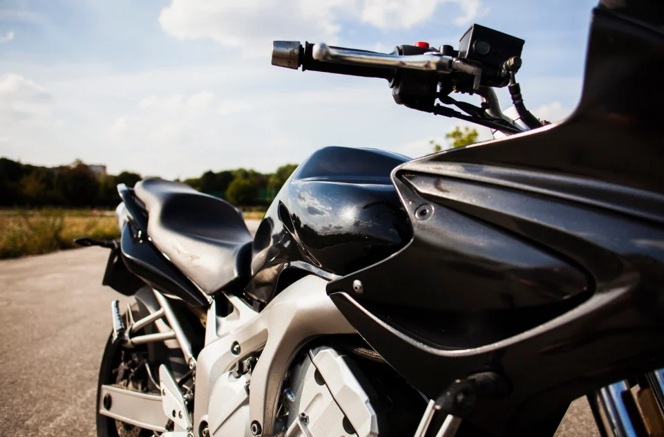 Moto con piezas de carbono: depósito y carenado en fibra para alto rendimiento